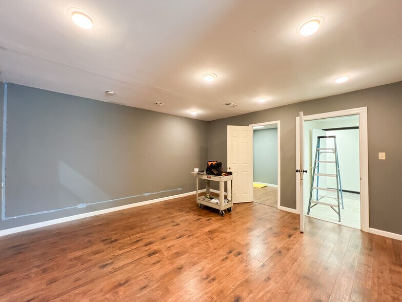 More Photos Of 200-210 Pailet Dr, Harvey Flex For Lease