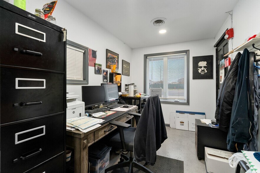 More Photos Of 5512 W 79th St, Burbank Storefront Retail Residential For Sale