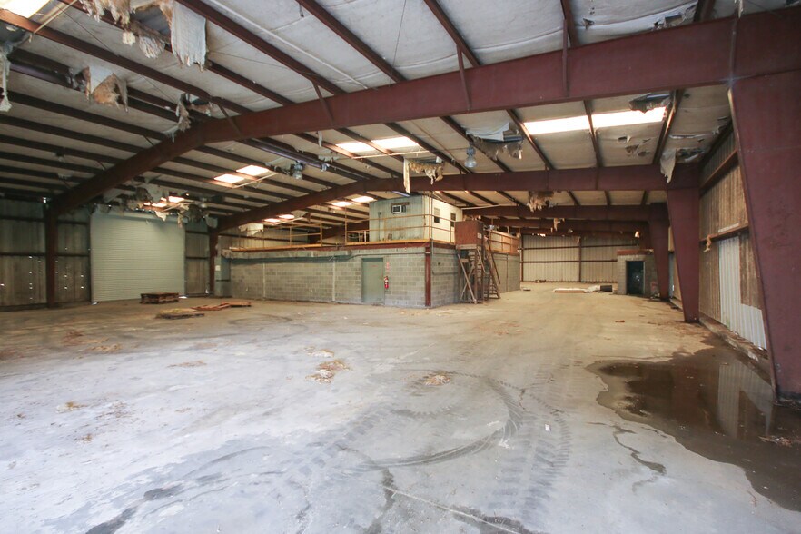 More Photos Of 804 W Mitchell St, Adel Distribution For Lease