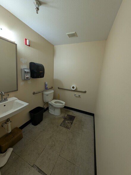 More Photos Of 1052-1060 Endeavor Ct, Nokomis Warehouse For Lease
