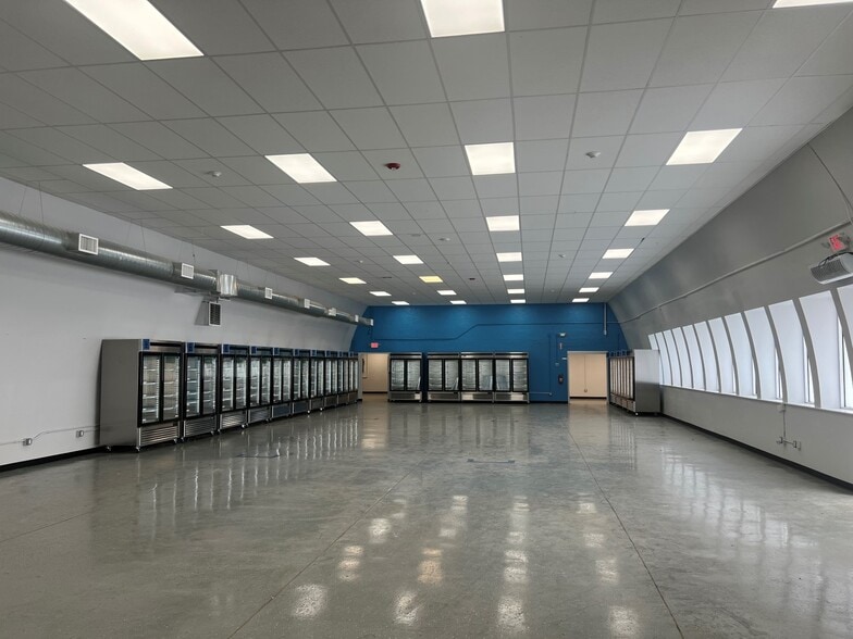 More Photos Of 165 Woodfield Rd, West Hempstead Warehouse For Lease