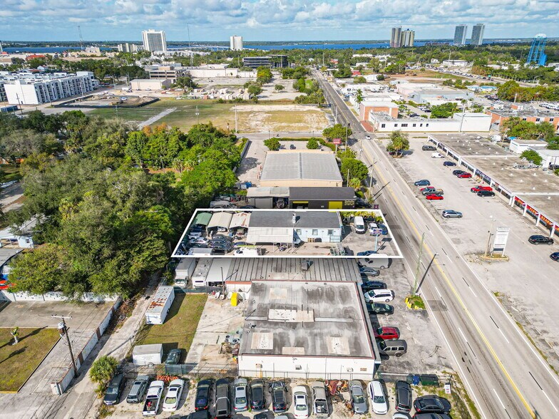 More Photos Of 2242 Fowler St, Fort Myers Service For Sale