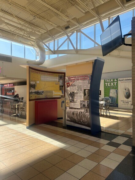 More Photos Of 700 E Tri-State Toll Rd, South Holland Freestanding For Lease