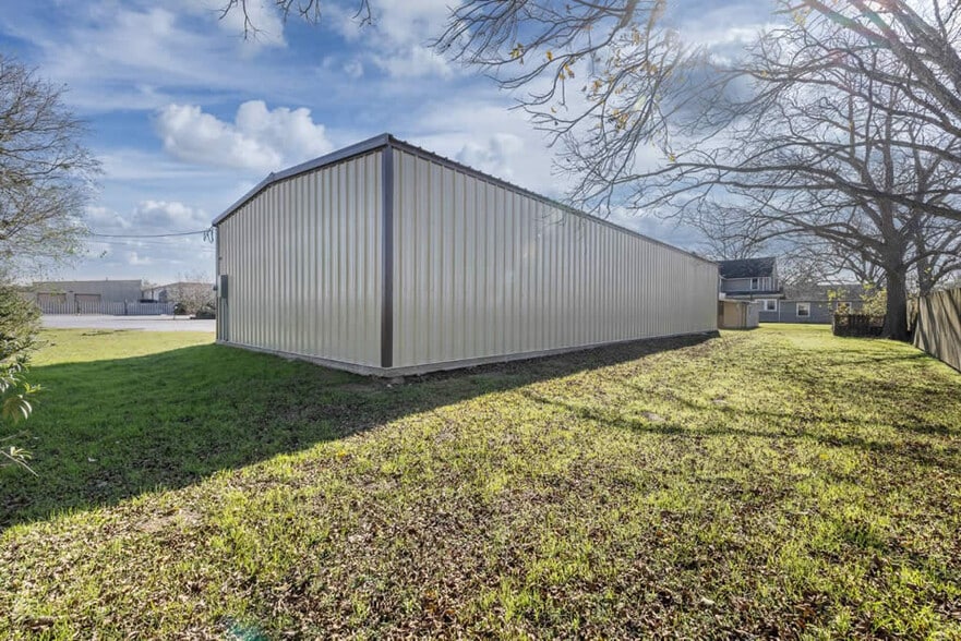 More Photos Of 713 N Riedel St, Yorktown Office For Sale