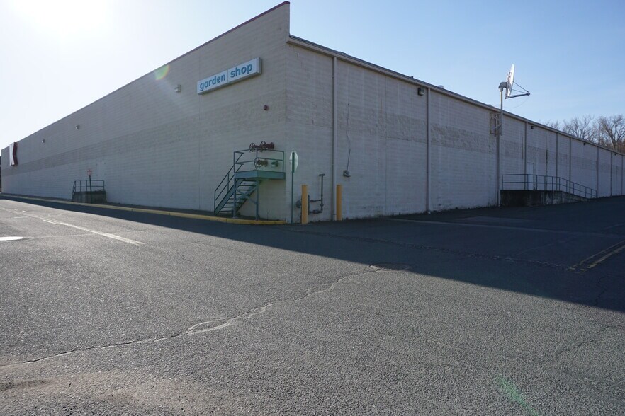 More Photos Of 93 W Campbell Rd, Rotterdam Freestanding For Sale