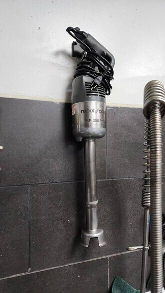 More Photos Of 802 S Main St, Belton General Retail For Sale