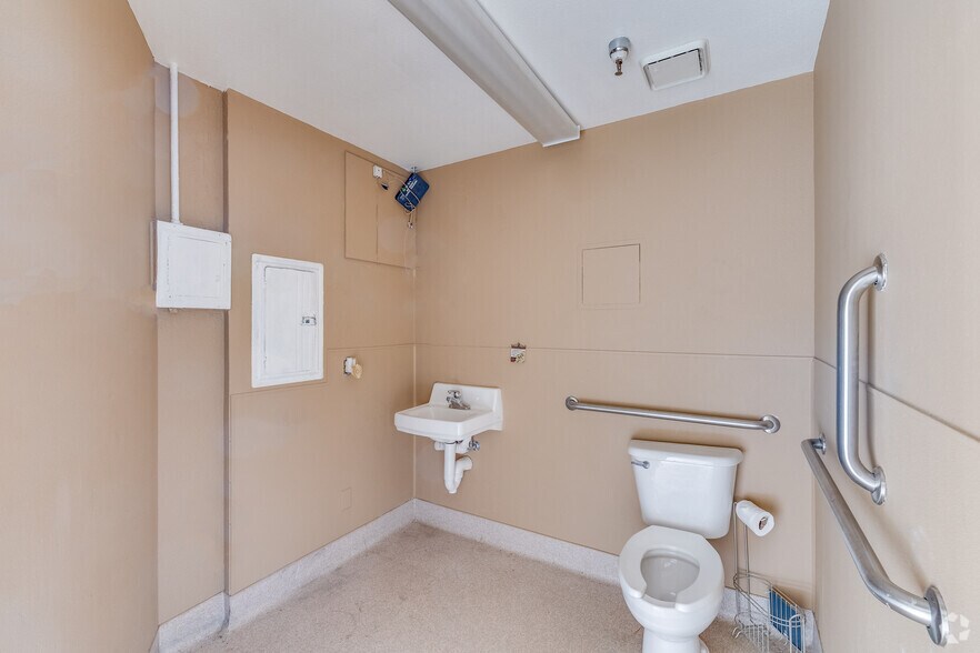 More Photos Of 1107 E Bell Rd, Phoenix General Retail For Lease