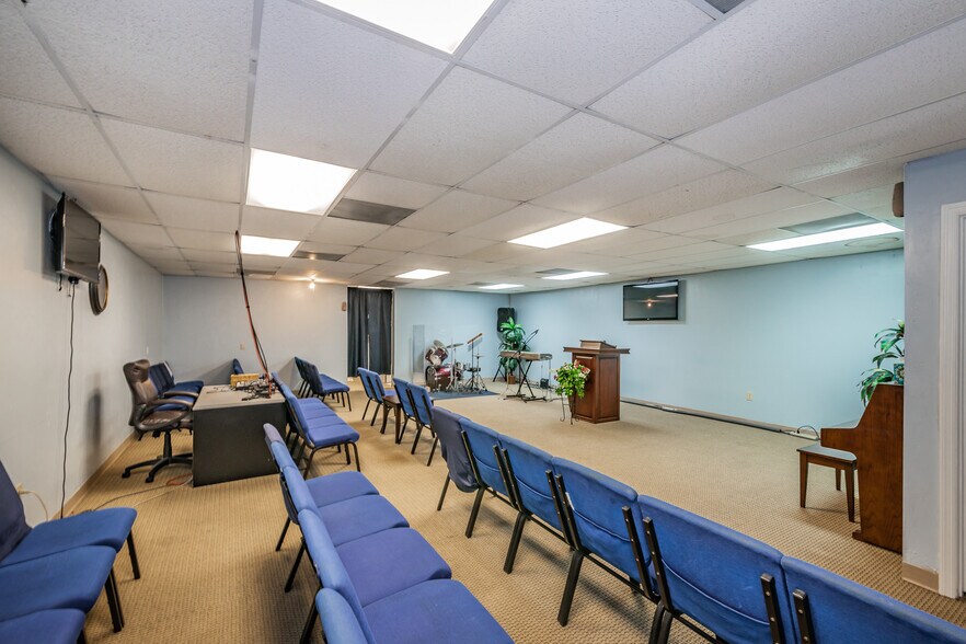 More Photos Of 221 Pauls Dr, Brandon Loft Creative Space For Lease
