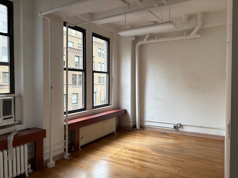 More Photos Of 260 W 35th St, New York Office Residential For Lease