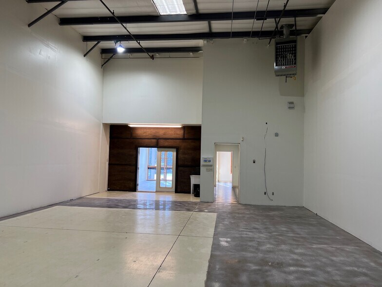More Photos Of 501-537 W 66th St, Loveland Flex For Lease