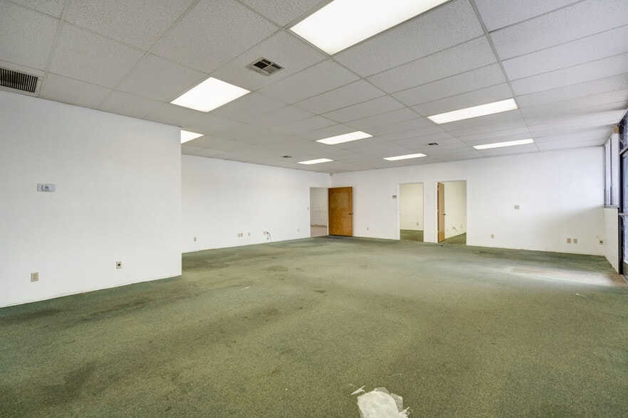 More Photos Of 2727 N Grove Industrial Dr, Fresno Warehouse For Sale