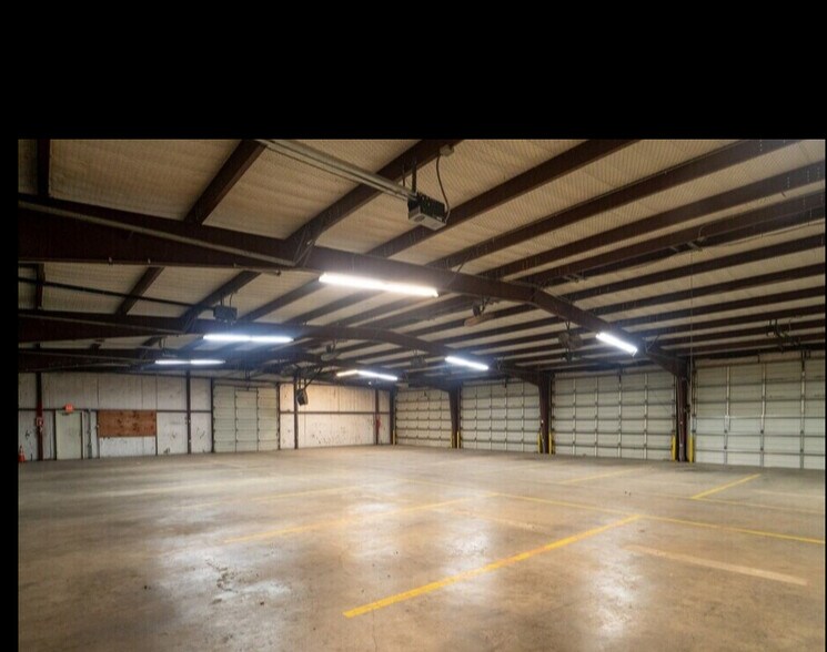 More Photos Of 1404 E Rio Grande St, Victoria Warehouse For Sale
