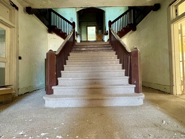 More Photos Of 158 E College Ave, Holly Springs Office For Sale