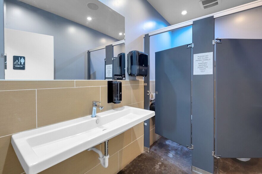 More Photos Of 7510 Lawndale St, Houston Warehouse For Sale