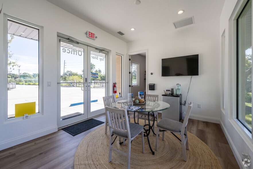 More Photos Of 1245 Canal St, New Smyrna Beach Self Storage For Lease