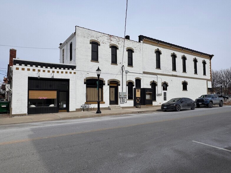 More Photos Of 20 W Side Sq, Macomb General Retail For Sale