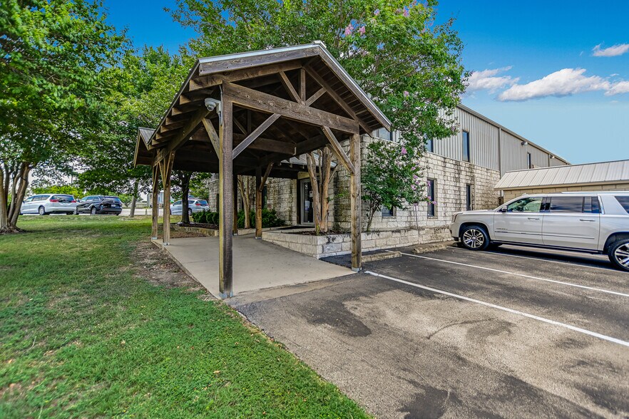 More Photos Of 271 Commercial Dr, Buda Warehouse For Sale