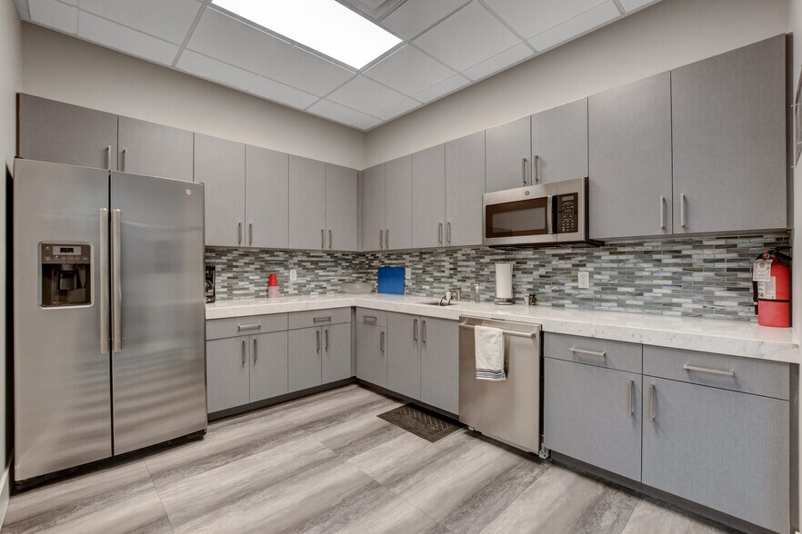 More Photos Of 545 W Sunset Rd, Henderson Flex For Sale