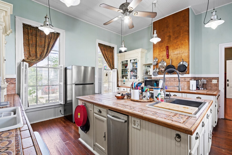 More Photos Of 1103 33rd St, Galveston Hotel For Sale