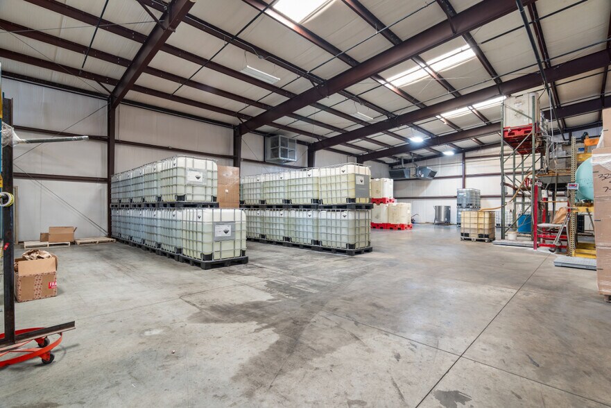 More Photos Of 2078 Ford Ave, Springdale Warehouse For Lease