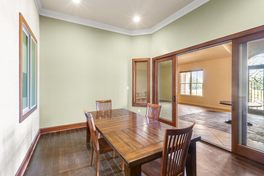 More Photos Of 105 Applewood Dr, Cedar Creek Office For Sale