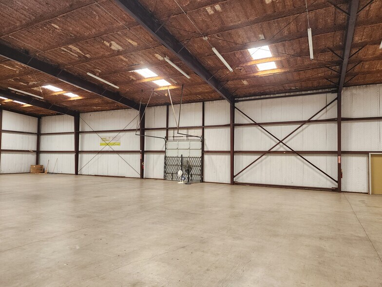 More Photos Of 1841 W Division St, Arlington Warehouse For Sale