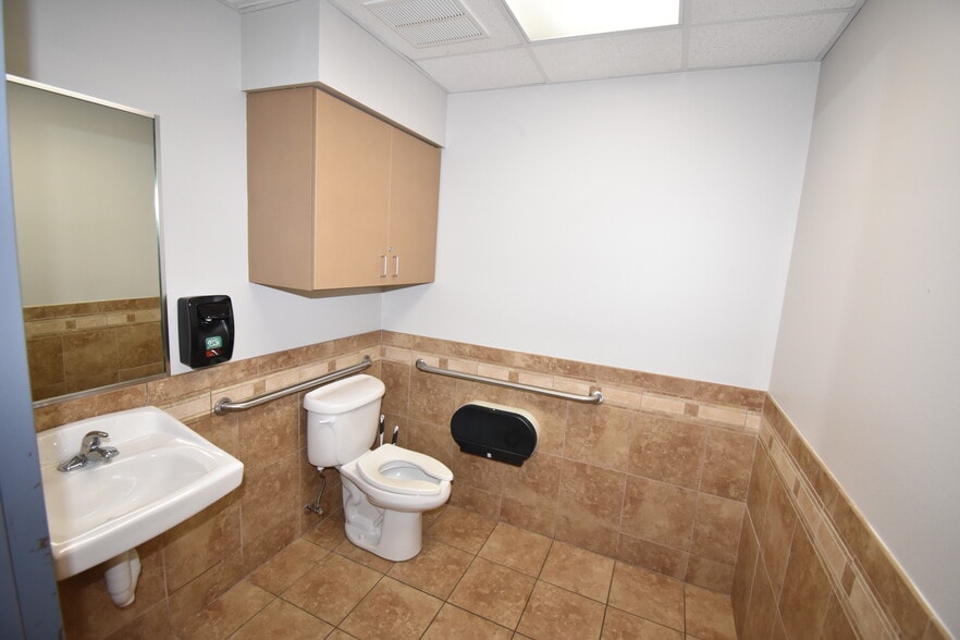 More Photos Of 2401 W Oak St, Denton Medical For Lease