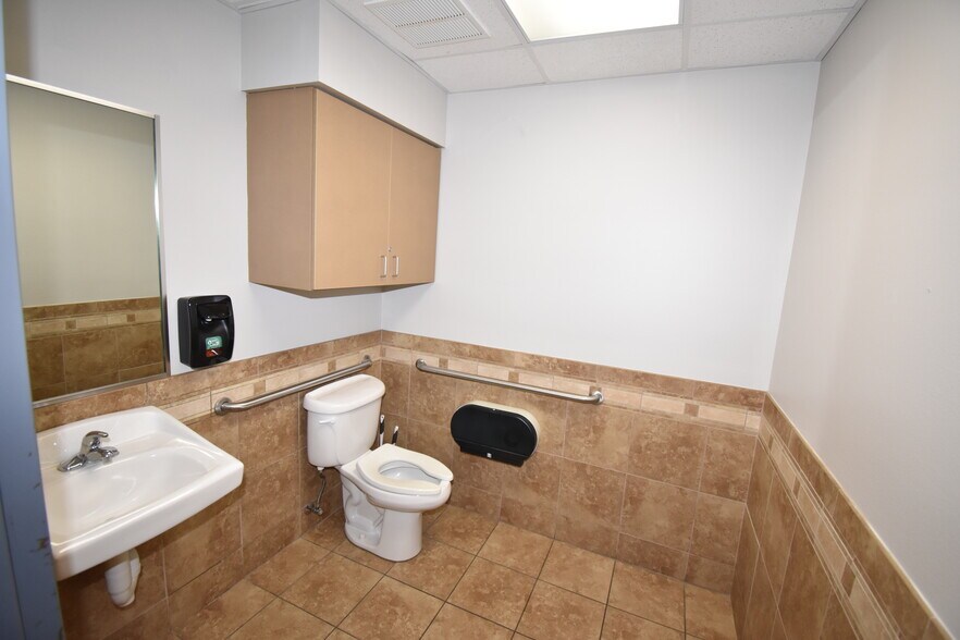 More Photos Of 2401 W Oak St, Denton Medical For Sale