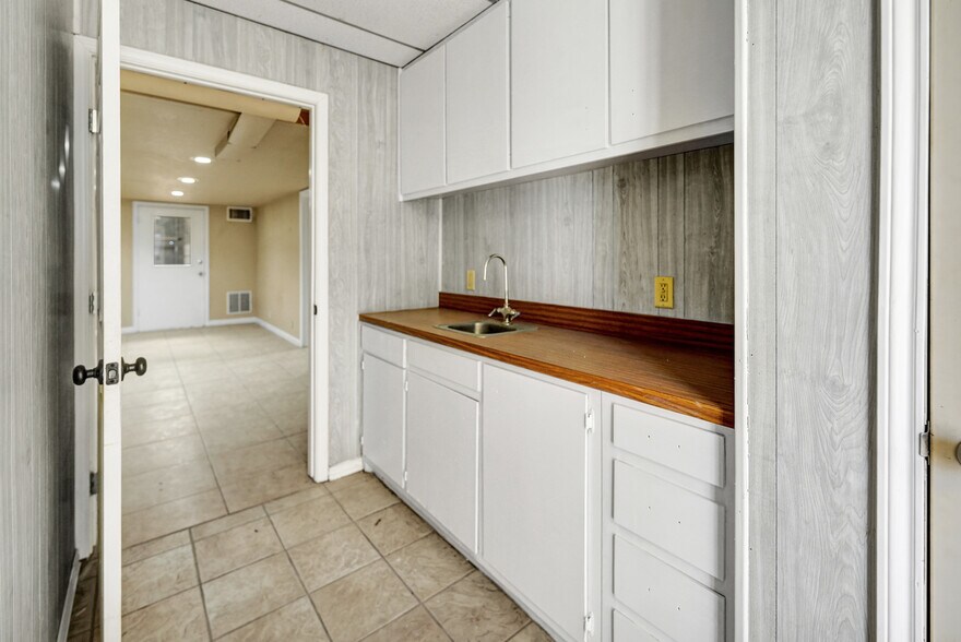 More Photos Of 3603 W 35th St, Odessa Industrial For Sale
