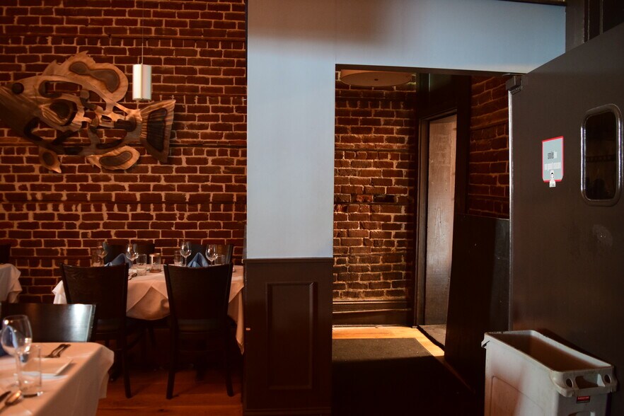 More Photos Of 309 W Congress St, Savannah Restaurant For Lease