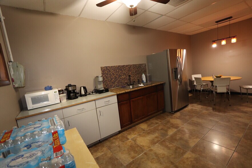 More Photos Of 1625 Airport Rd, Conroe Warehouse For Sale