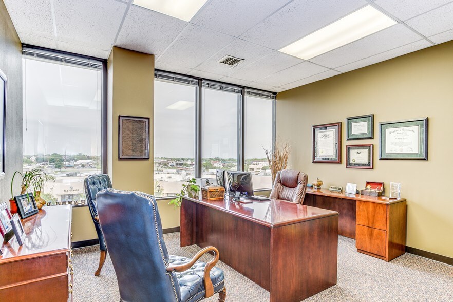 More Photos Of 2024 N Woodlawn St, Wichita Office For Lease