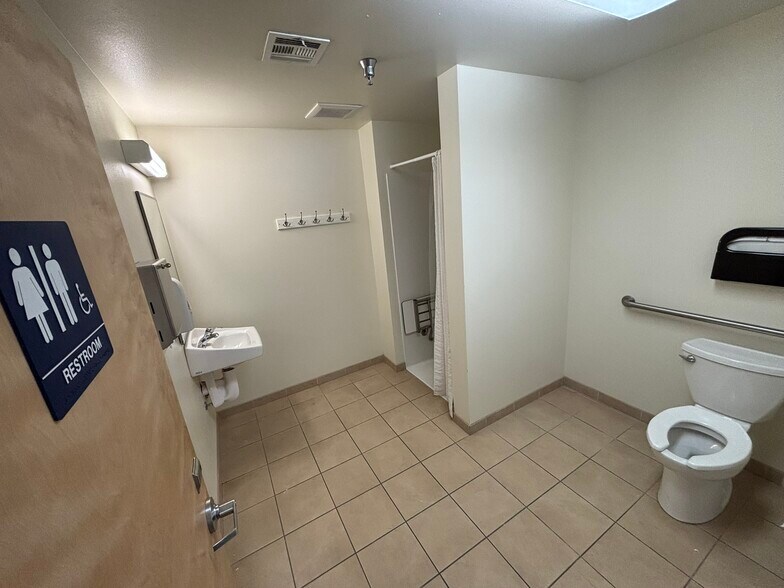 More Photos Of 63056 NE Lower Meadow Dr, Bend Light Distribution For Lease