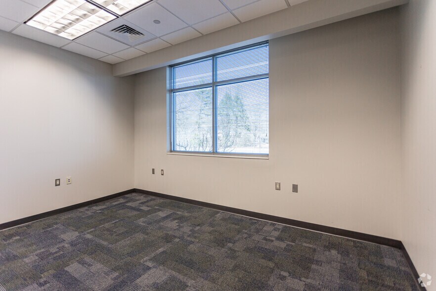 More Photos Of 575 Oak Ridge Tpke, Oak Ridge Office For Sale