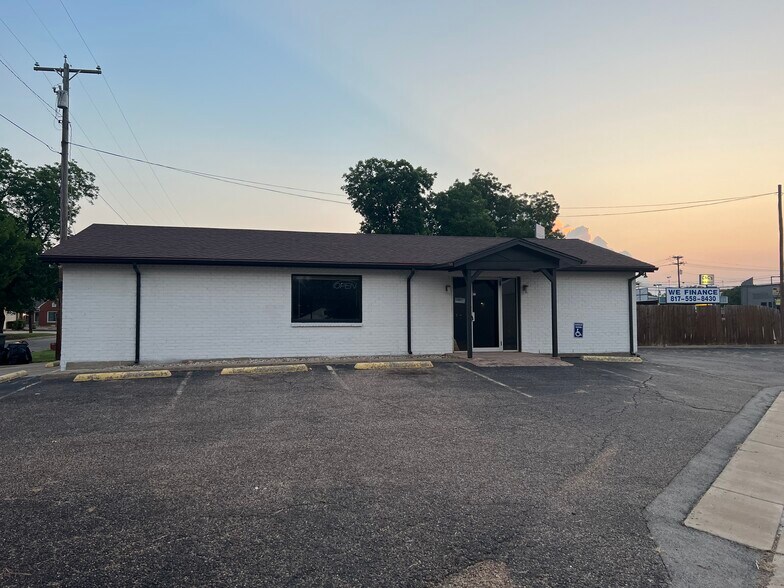 More Photos Of 418 W Chambers St, Cleburne Office For Sale