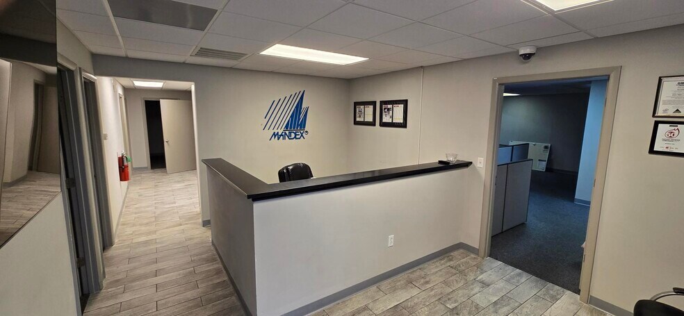 More Photos Of 3125 Ashley Phosphate Rd, North Charleston Showroom For Lease