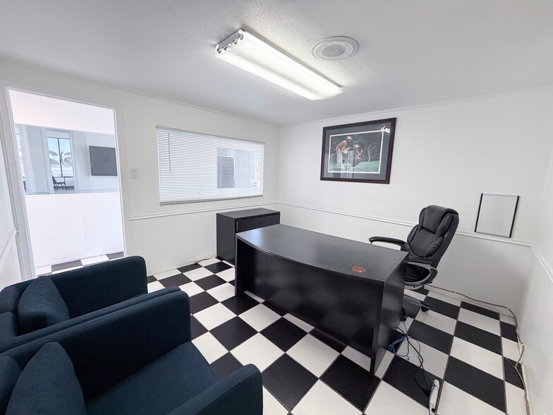 More Photos Of 9600 N I-35, San Antonio Showroom For Lease