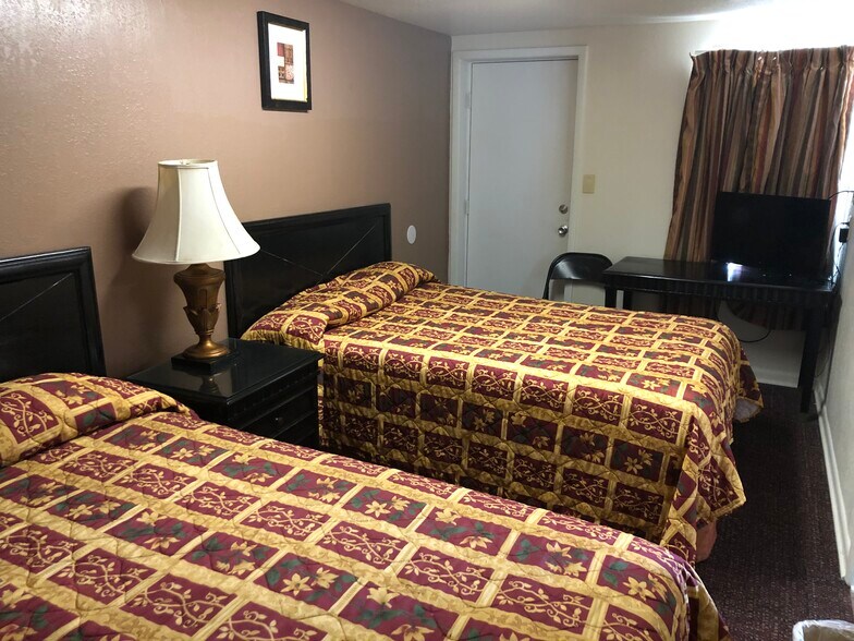 More Photos Of 820 S Washington St, Junction City Hotel For Sale