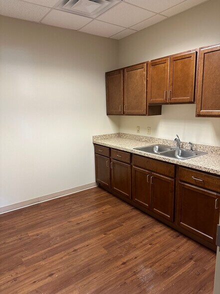 More Photos Of 101 Financial Dr, Elizabethtown Medical For Lease