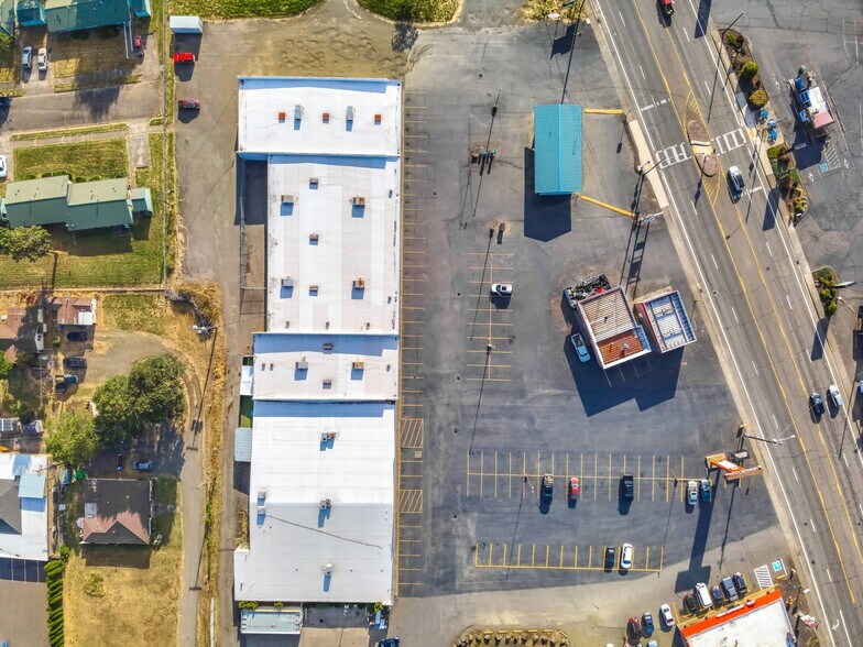 More Photos Of 120 SW Douglas Blvd, Winston Supermarket For Lease