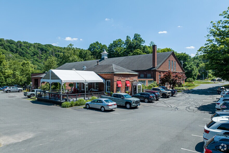 More Photos Of 2 Tunxis Rd, Tariffville Loft Creative Space For Lease