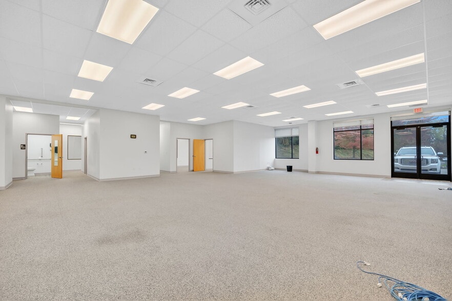 More Photos Of 1909 Pinnacle Pointe Way, Knoxville Office For Lease