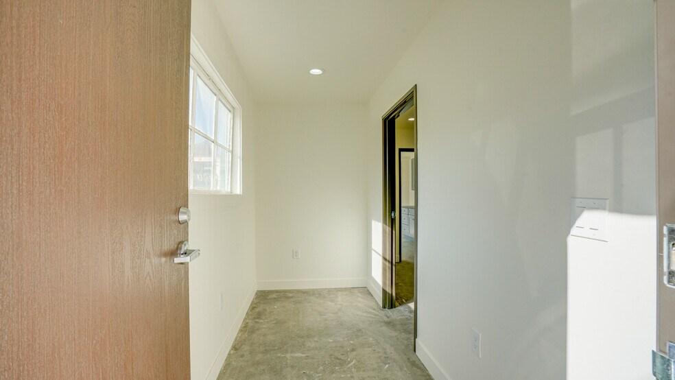 More Photos Of 2431 Eads St, Los Angeles Warehouse For Lease