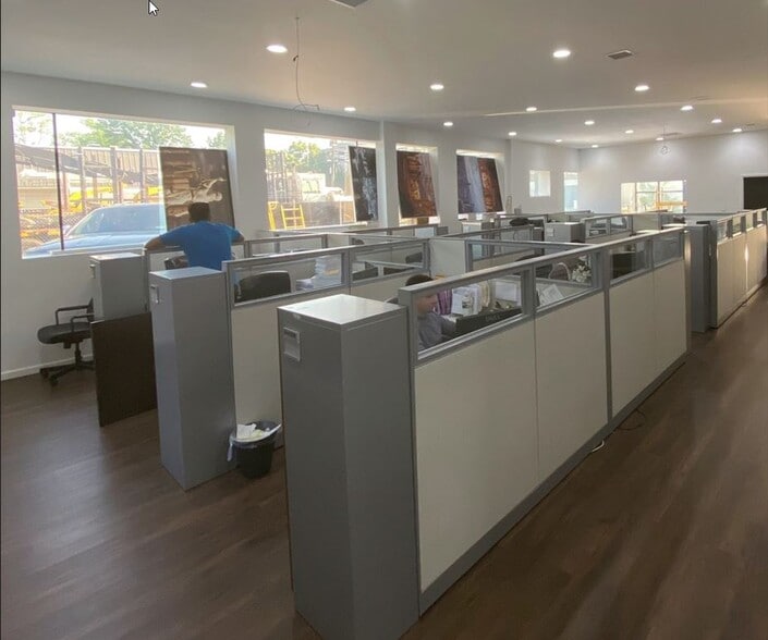 More Photos Of 26-32 Bond St, Westbury Loft Creative Space For Sale