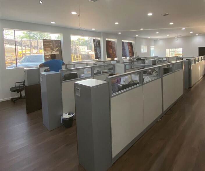 More Photos Of 26-32 Bond St, Westbury Loft Creative Space For Lease