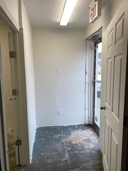 More Photos Of 104 Allen Blvd, Farmingdale Warehouse For Lease