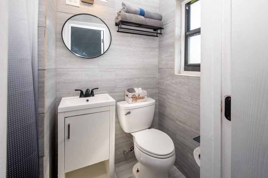 More Photos Of 1915 N Atlantic Ave, Daytona Beach Hotel For Sale