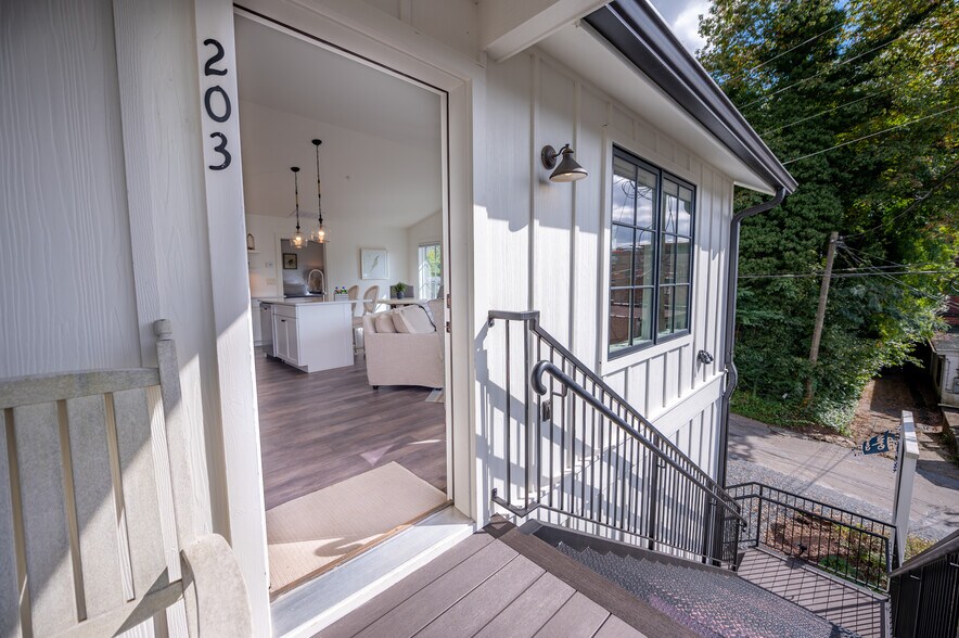 More Photos Of 118 Oak Crescent Cir, Clayton Hotel For Sale