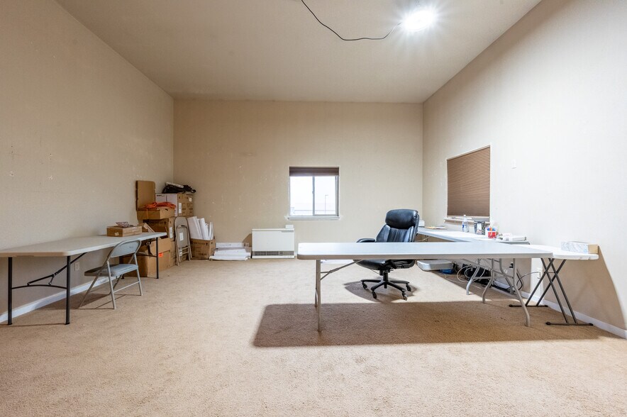 More Photos Of 211 Jetway Dr, Belgrade Flex For Sale