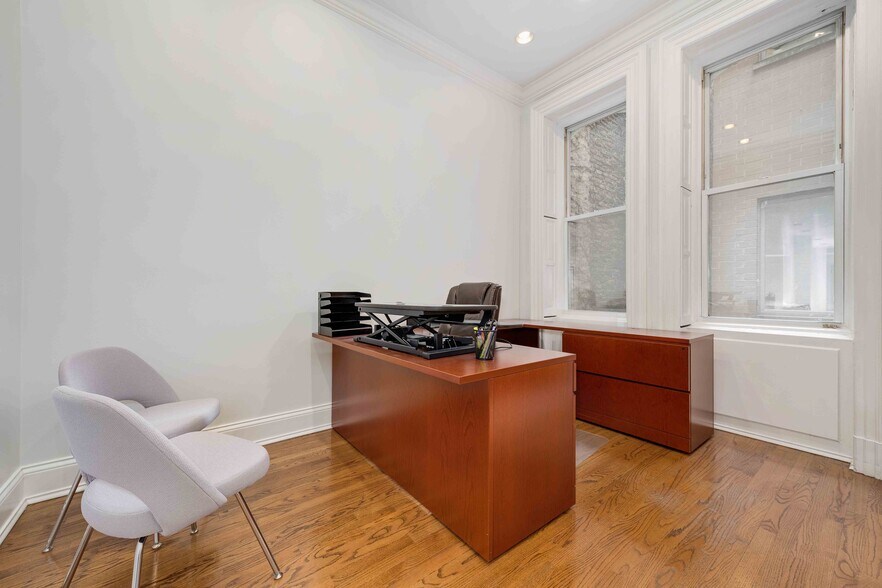 More Photos Of 812 N Dearborn St, Chicago Office For Sale